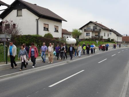 Pohod po novozgrajenih pločnikih 52